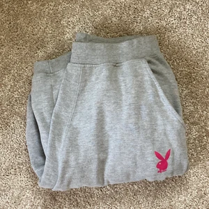 Sweatpants - Säljer mina så snygga playboy mjukisbyxor, de sitter så snyggt men använder de aldrig. Skulle säga att de passar strl S- en liten L.