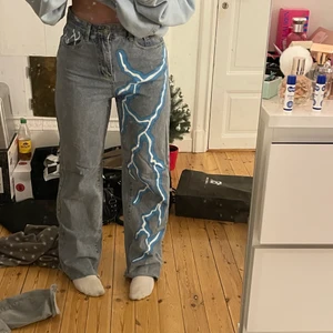 Jeans shein - Jeans från Shein oväntat bra kvalite men har tyvärr tröttnat på de, st m men mer åt s 70kr + frakt, skriv privat vid intresse 