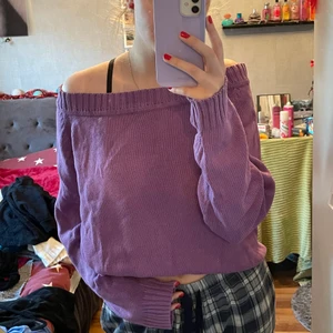 Lila stickad tröja - Säljer denna fina lila stickade off shoulder tröja från Gina tricot. Den är i storlek XL men jag har S/M, så jag har antingen vikt upp den eller bara haft den lite oversized. 