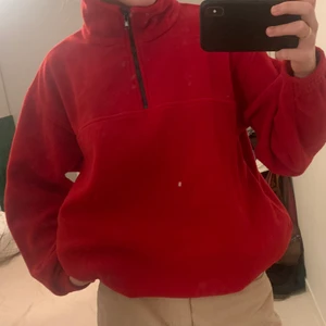 Fleece  - En röd fleece från human, det står ingen storlek på den men den är oversized. Köparen står för frakten:)