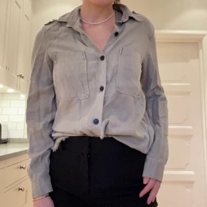 Zara skjorta i militärgrönt  - Fin skjorta från zara, i militärgrönt. Kan användas både som en tunn jacka eller som skjorta (som på bilden) Använd endast ett få gånger, som ny! Kolla gärna in andra saker jag säljer så kan jag erbjuda paketpris. Vid köp över 300kr kan jag mötas upp i Stockholm innerstad!