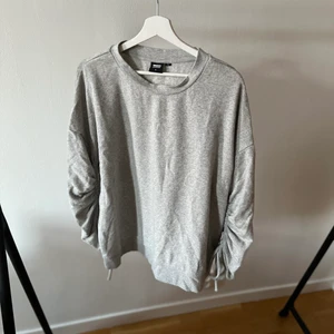 Grå sweater från Dr Denim (M) - Superskön sweater med armdetalj i grått från Dr Denim i storlek Medium. ☽  Bor vid Avenyn så möts helst upp runt där eller stan. Tar helt swish ☽