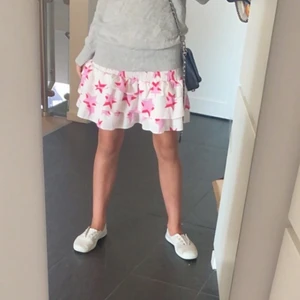 Jätte fin loavies kjol 💕 - Säljer nu min jätte fina trendiga loavies kjol då jag känner att den är för lik en annan kjol jag har köpt för 400 kr på hemsidan tror att den är slutsåld 💕