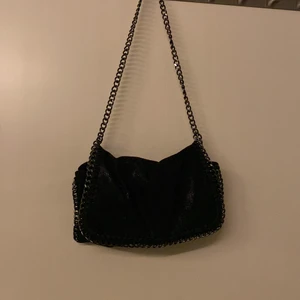 Stella McCartney liknande väska  - Säljer denna superfina Stela McCartney liknande väskan eftersom den inte kommer till användning längre. Den har en kjedja som går att justera beroende på ifall man vill ha den cross-body eller på axeln ⭐️. Väskan är köpt här på Plick och frakten tillkommer 
