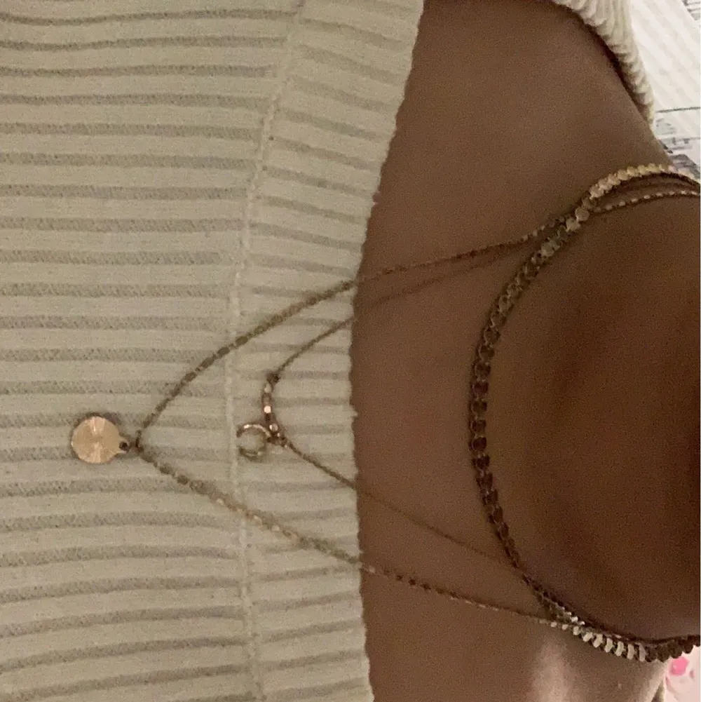 Ett treradigt halsband i Guld. Både ett snygg och elegant halsband,passar  till vilken outfit som helst ✨ köpte detta halsband från H&M för några månader sedan.  . Accessoarer.
