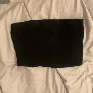 En topp  - En svart topp från hm som bara är fåtal gånger använda och i mycket bra skick.