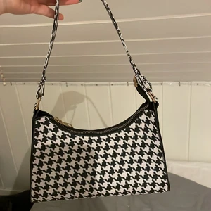 Svart vit handväska - Fin väska som jag använt några gånger men nu inte längre är i min stol riktigt. Ni betalar för frakten❤️