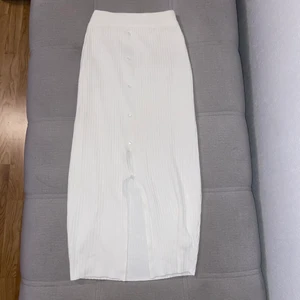 Vit kjol - Jättefin vit kjol från missguided! Insydd i midjan så den ger jättefin figur 🙏 Den har en slits och sista knappen går att knäppa upp. Storlek S, jag är ~170cm och den går ner till lite under knäna. Bara att skriva om ni vill ha fler bilder eller så🤍