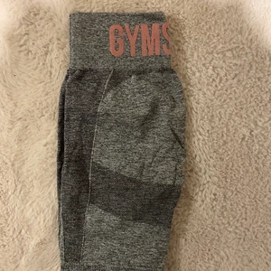 Gymshark shorts - Säljer mina shorts från gymshark, köptes i somras och är endast använda en gång. Jättefint skick, inget att anmärka på utan säljer för att de tyvärr ej kommit till användning för mig💗