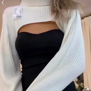 S - Säljer denna super snygga vita stickade ”tröja” från H&M som är slutsåld! Kommer ej till användning var använt den 2-3 gånger så skicket är super fint💞👍🏼🤩 Bilderna är lånade, men önskas egna bilder kan jag fixa de!💕Storlek S men skulle säga att den passar xs-m, frakt står köparen för!