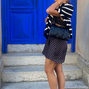 Väska - Säljer denna söta väskan då jag har för många väskor 🤯 skickar gärna mer bilder, den stängs med knappar & har ett litet fack med dragkedja inuti. Kan bäras på axeln eller crossbody!