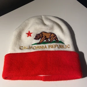 trendig mössa  - super najs mössa köpt second hand, aldrig använd av mig!❣️❣️