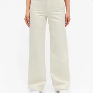 Säljer mina off-white jeans från Monki då de är för stora. Endast använda ett fåtal gånger så alltså i väldigt bra skick💞💞 storlek 26, jag är 164 och de är lite för långa på mig! Nypris 400kr 