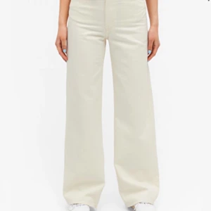 Yoko off-white jeans  - Säljer mina off-white jeans från Monki då de är för stora. Endast använda ett fåtal gånger så alltså i väldigt bra skick💞💞 storlek 26, jag är 164 och de är lite för långa på mig! Nypris 400kr 
