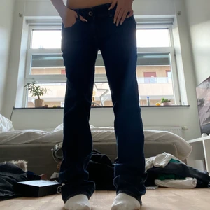 G- star jeans  - Säljer mina super fina mörkblåa g-star jeans som inte kommer till användning längre. De är köpta på Sellpy i somras! Innerbenslängden är 78cm och midjemåttet 43cm❤️