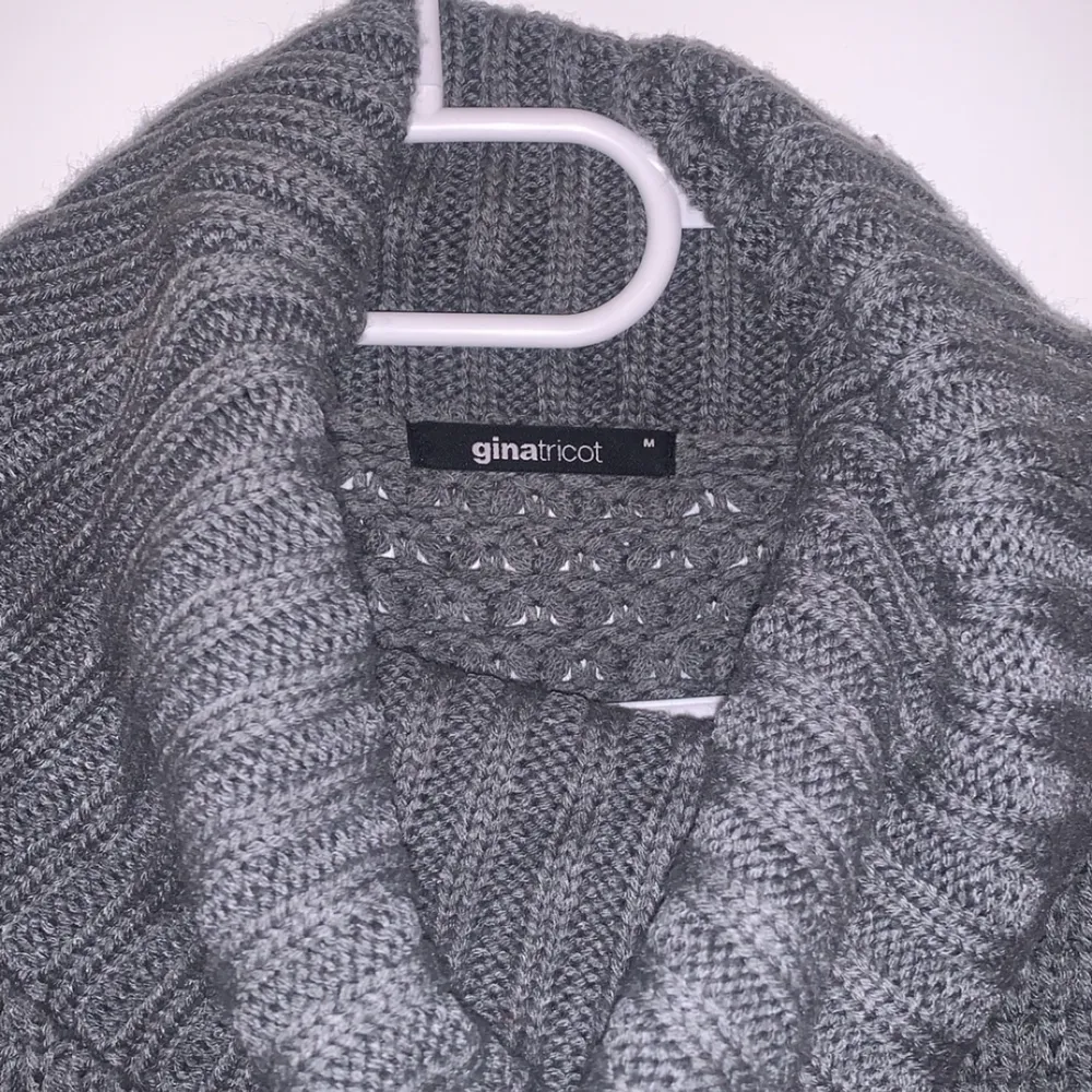 Superfin grå stickad tröja med polokrage! I nysckik från Gina tricot!🖤🖤🤍🤍  storlek M men då den är lite croppad passar den även XS och S✨💕🤩. Stickat.