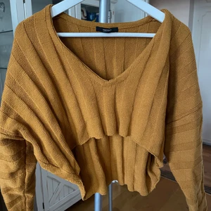 Forever 21, tröja - Senapsgul stickad tröja från Forever21. Använd 2 ggr så den är i mkt gott skick. 