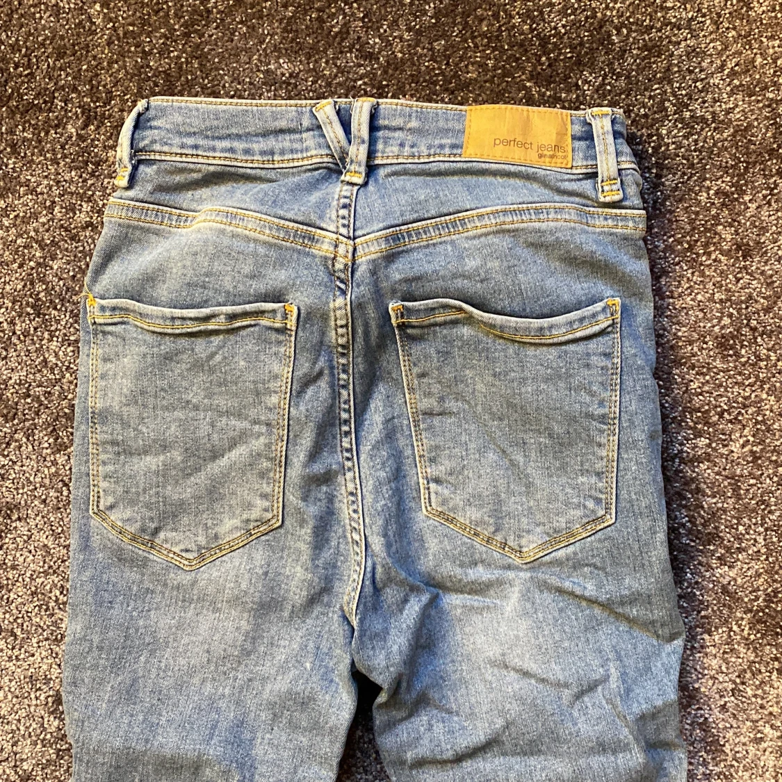 Blåa högmidjade jeans  - 90