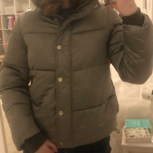 Silvrig täckjacka  - Silvrig täckjacka från HM. Kortare puffig model. Storlek S. Gott skick❣️