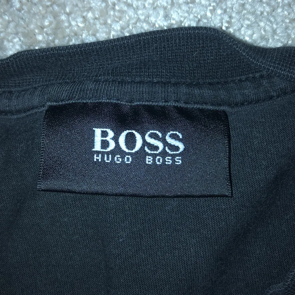 Vanlig Hugo boss tröja i M. T-shirts.