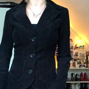 Figursydd kavaj i Manchester mönster - Säljer min kavaj som jag inte använder längre. Svart i Manchester mönster med svarta stora knappar fram till och i ärmen