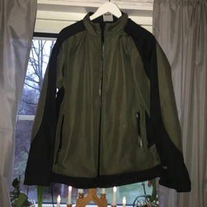 Snygg jacka - Supersnygg jacka från deVal i storlek XXL. Jackan är sydd i herrmodell men passar nog bra på alla😊. Jackan är varm och vindtät. Den har några få fläckar, men det är ingenting man tänker på. Kontakta mig om du vill ha bild på vad jag menar. Pris kan diskuteras💕