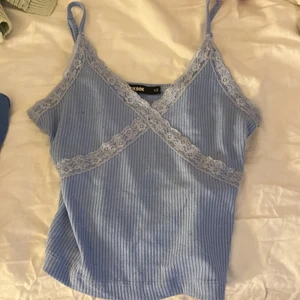 Blå topp - Jättefin topp men kmr inte till användning längre, Från bikbok köpt för 180kr, storlek xs