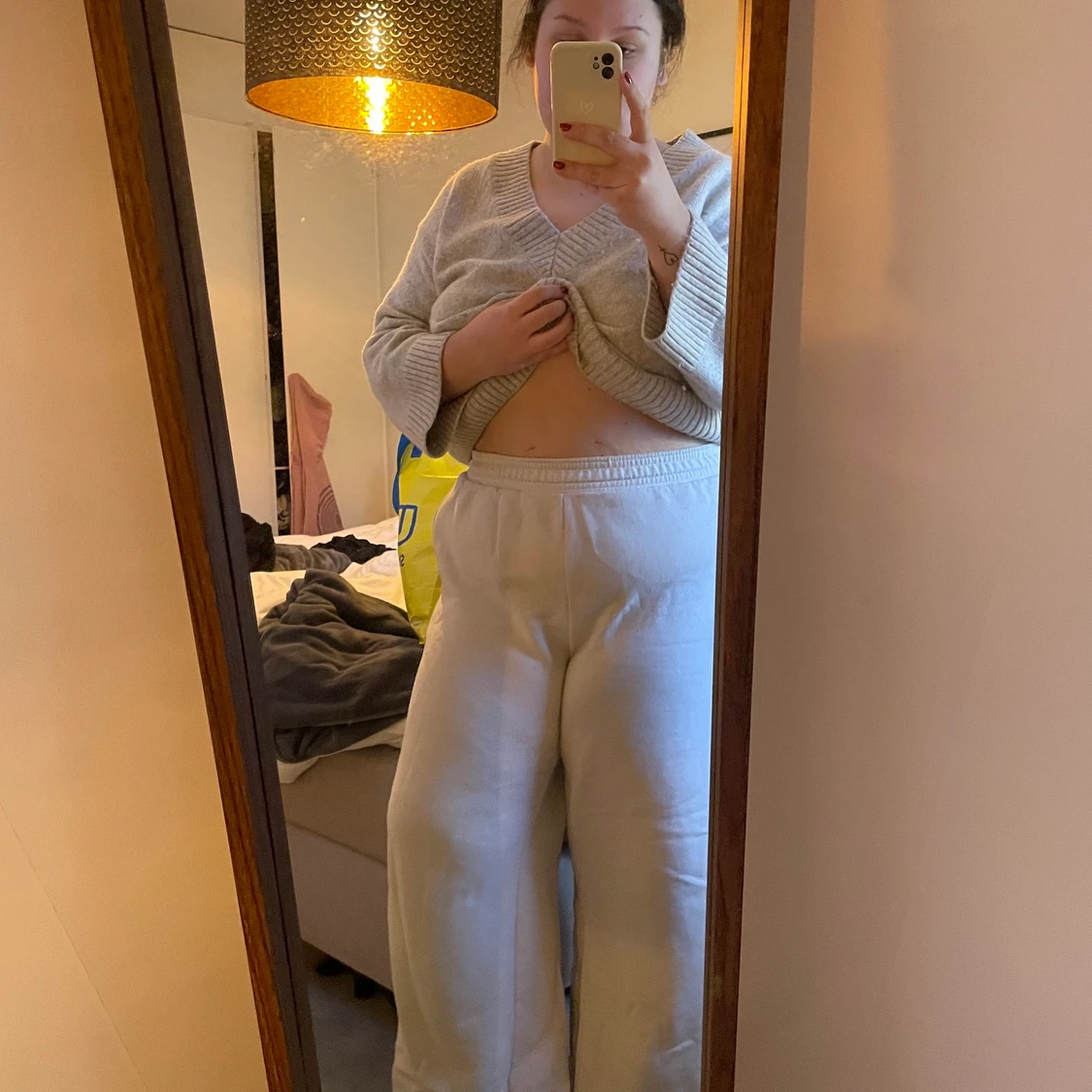 Beige mjukis med utsvängda ben