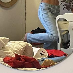 Snygga ljusblåa urtvättade jeans med låg midja. Köpta second hand på Episode i Köpenhamn. Jag är 176 cm lång och bär vanligtvis storlek M i jeans. Köparen står för frakt! (Hör av mig om exakt pris för frakt när jag vet mer). Skriv vid frågor! 💕💜🧡💛