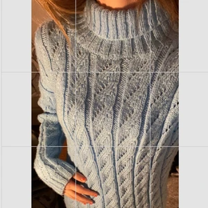 stickad tröja  - Ljusblå stickad tröja som passar mig som ungefär är S/M, då det ej står storlek💕 tröjan är stickad, skön och varm! Pris kan diskuteras🥰 köparen står för frakten❣️ skriv för fler bilder! 