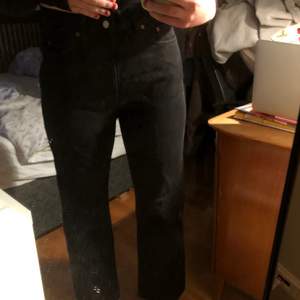 Säljer dessa snygga svarta jeans från Weekday som jag aldrig använt eftersom dom var för små ): Jeansen heter Rowe och är i storlek 30/30. Kan mötas upp eller skickas💗💗💗