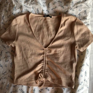 Snygg topp  - Säljer denna snygga toppen från Zara! Storlek L men passar mig som brukar ha storlek S/M. Har nästan aldrig använt eftersom den inte riktigt är min stil längre. Kan mötas upp eller skickas💓💓💓