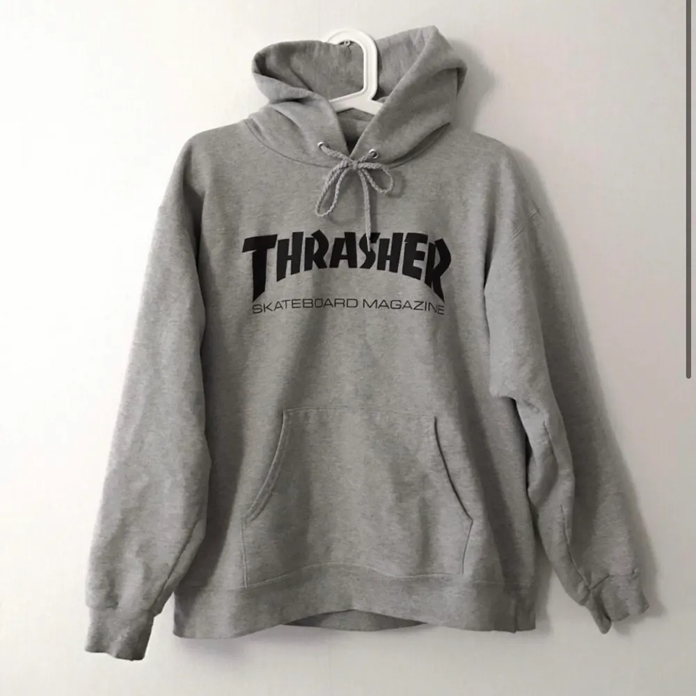 Säljer denna hoodie från trasher, självklart äkta. Storlek S men passar XS-M. Jättefint skick, nypris 900 kr. . Hoodies.