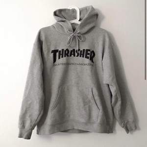 Säljer denna hoodie från trasher, självklart äkta. Storlek S men passar XS-M. Jättefint skick, nypris 900 kr. 