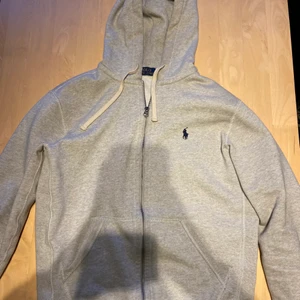 Polo Ralph Lauren Tröja - En Polo Ralph Lauren Tröja köpt från zalando!                                Säljer för 800 kr