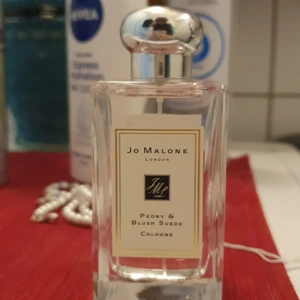 Jo Malone Peony Suede Parfym - Parfym, inköpt den 26 december, testad en gång men tyckte den var lite för feminin för min smak. 