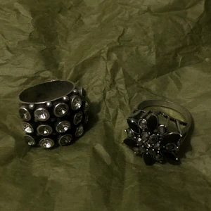 Silver ringar  - 4 silver ringar i bra skick. Ringarna säljs separat. Kan behövas lite putsning på vissa. Skriv privat om intresserad. Frakten ingår inte i priset. 30 kr för de på första bilden. 20 kr för de på andra bilden.