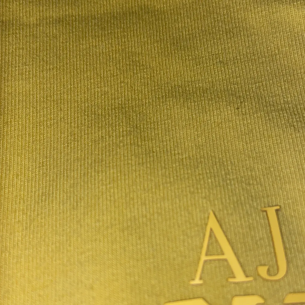 Gul Armani tröja storlek S. T-shirts.