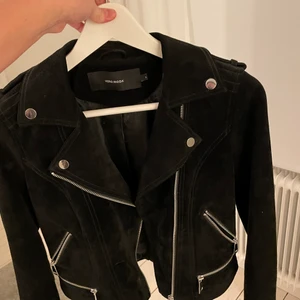 Skitsnygg jacka från Veromoda - Jacka i sotorlek S från veromoda, jackan är i mocka med superfina silverdetaljer!!😍💖köparen står för frakten! 