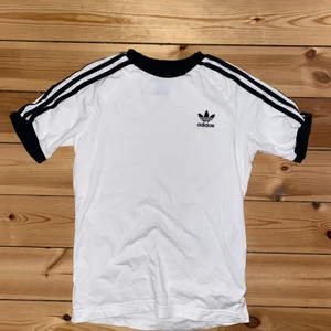 Adidas Svart-vit t-shirt - Klassisk svart-vit adidas t-shirt                                  Storlek 156-164 cm                                                      Skick 8,5/10