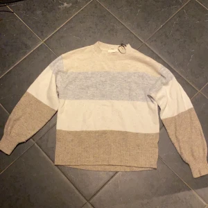 Stickad tröja  - Säljer denna stickade tröja från hm i strl XS. Använd ett fåtal ggr. Hör av dig om du är intresserad💕💕