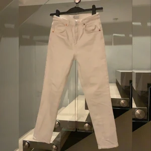Vita jeans - Vita jeans från Zara, inte använda en ända gång utan som nya. Bara att skriva för fler bilder. 