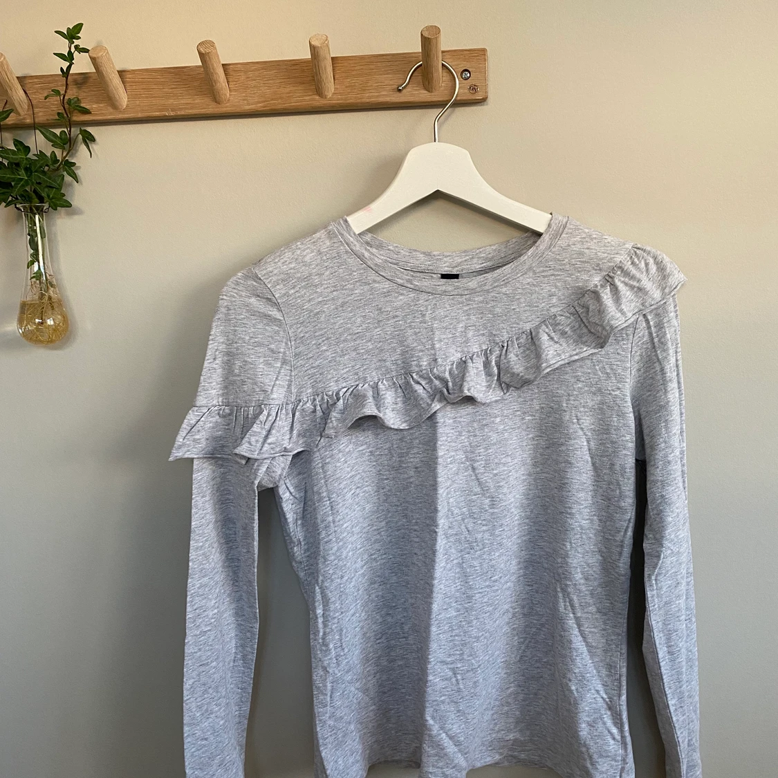 Långärmad tröja med volang