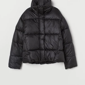Puffer Jacka - säljer min svarta puffer jacka från H&M, den är i fint skick. den är i storlek s men oversized så passar mig som är en xs men även en m beroende på hur man vill att sen ska sitta. köparen står för frakten 