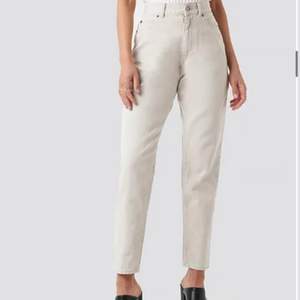 Riktigt snygga beigea jeans från Dr Denim, köpta på NA-KD. Säljer för 300kr exkl frakt.