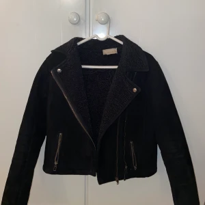 Jacka från NEO NOIR - En perfekt jacka för vår eller höst. Jackan har inga skador eller fläckar och materialet utanpå ser ut som mocka. Jag köpte den på Design Only för 1200kr. Den är svart och storlek S. Köparen står för frakt ca 100kr