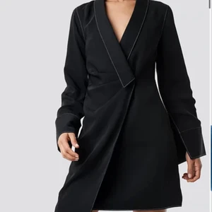 Blazerklänning - En blazerklänning från Hannalicious kollektion med NA-KD. Endast använd en gång, säljer för 250 exkl frakt. Storlek 32 men passar som en 34-36.