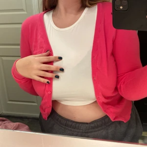 kofta  - en rosa kofta från SKULL o storlek 170 (motsvarar en S) Knappt använd!! Säljes för 30kr exl.frakt 