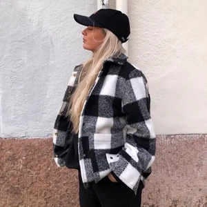 Rutig jacka från By Anastasia  - Jätte fin rutig jacka från by Anastasia. Storlek M. Lite oversize för mig som vanligtvis har storlek S. Sitter exakt så på mig som bilden gör. Fortfarande jätte fint skick. Frakten ingår vid köp av 500