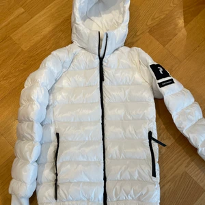 Peak performance jacka - Fin peak performance dunjacka som är i mycket gott skick. Använd lite mindre än en säsong. Storlek 160/XS. Säljer pga att den inte kommer till användning. Buda från 500🤍 